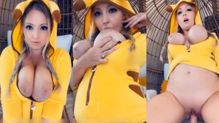 Bokep Cosplayer Cantik Isap Toket Naik Turun Dildo